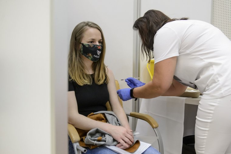 Szeptembertől jöhet a harmadik oltás, ötszörösére nőtt a delta variánssal fertőzöttek száma