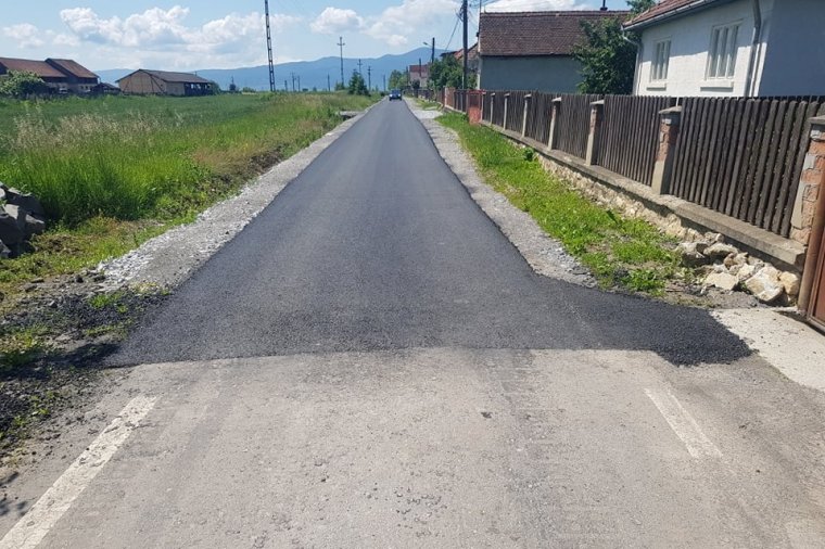 Utakat aszfaltoznak és az árvízvédelmi munkálatok folytatására várnak Gyergyószárhegyen