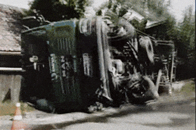 Udvarba borult a megrakott teherautó, letarolta a kerítést