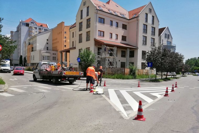 Újrafestik a csíkszeredai útjelzéseket