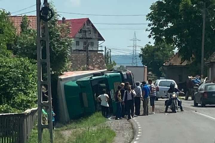 A helyszín ugyan durván fest, de amint azt a rendőrség közölte, senki nem sérült meg a balesetben &bullet;  Fotó: Udvarhelyszéki Közlekedési Infó/Facebook