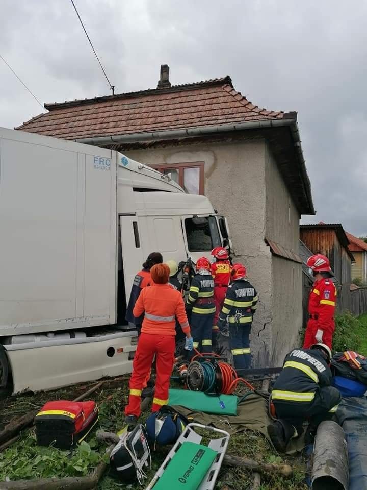 A teherautó a személyautóval való ütközés után egy háznak csapódott. Megijedtek az ottlakók &bullet;  Fotó: Hargita megyei tűzoltóság