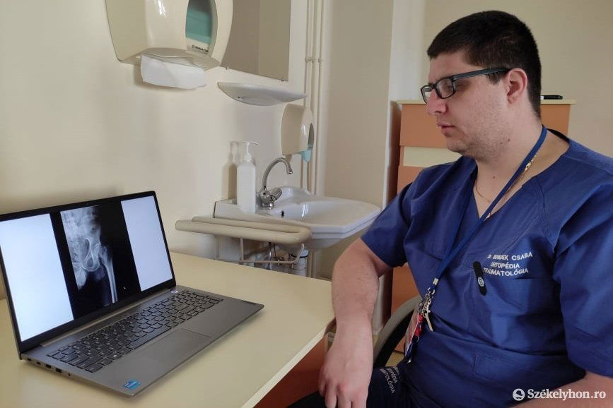 Benedek Csaba szakorvos örül, hogy csipőprotézis-műtétet is sikerült elvégezni Gyergyószentmiklóson &bullet;  Fotó: Barabás Orsolya