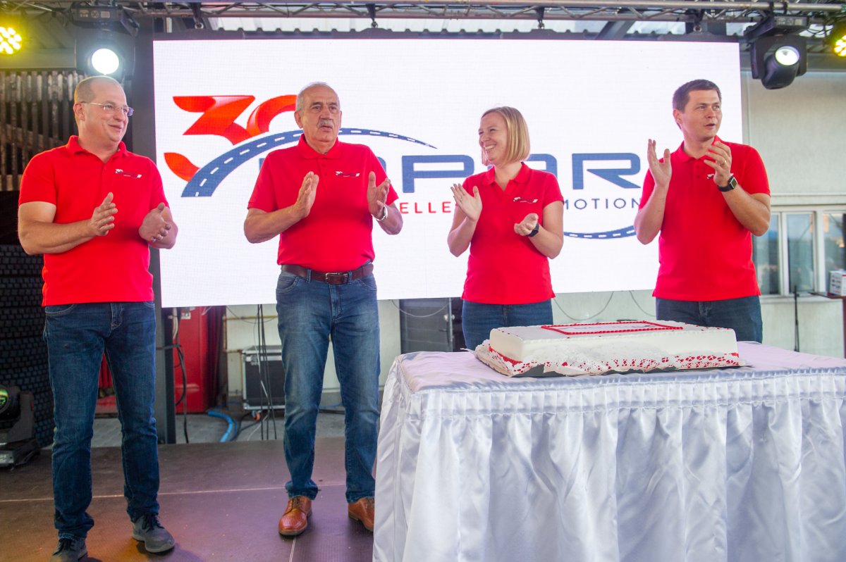 A tortavágás pillanatai után aztán… • Fotó: Beliczay László 