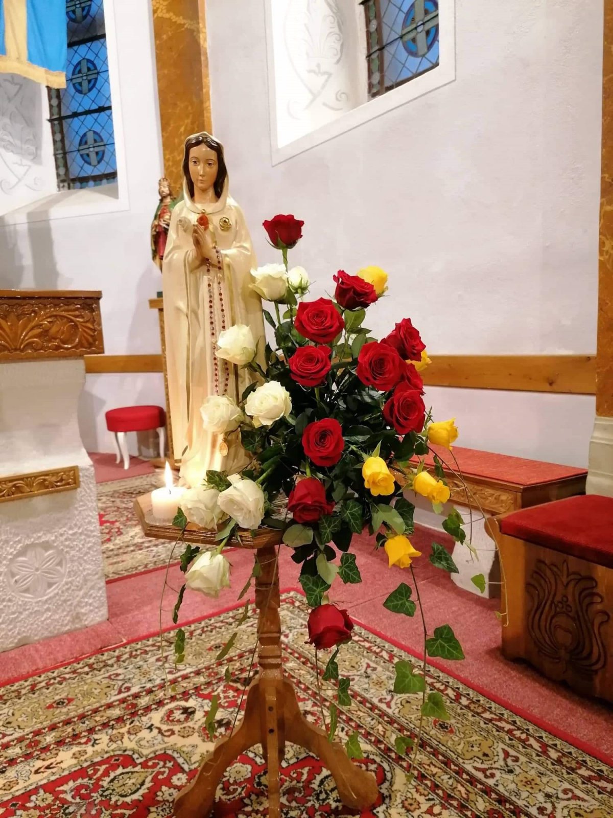 A Rosa Mystica-szobor kiállítva a templomban, ahol szentségimádást tartottak a Szűzanya tiszteletére •  Fotó: Frandes Emília
