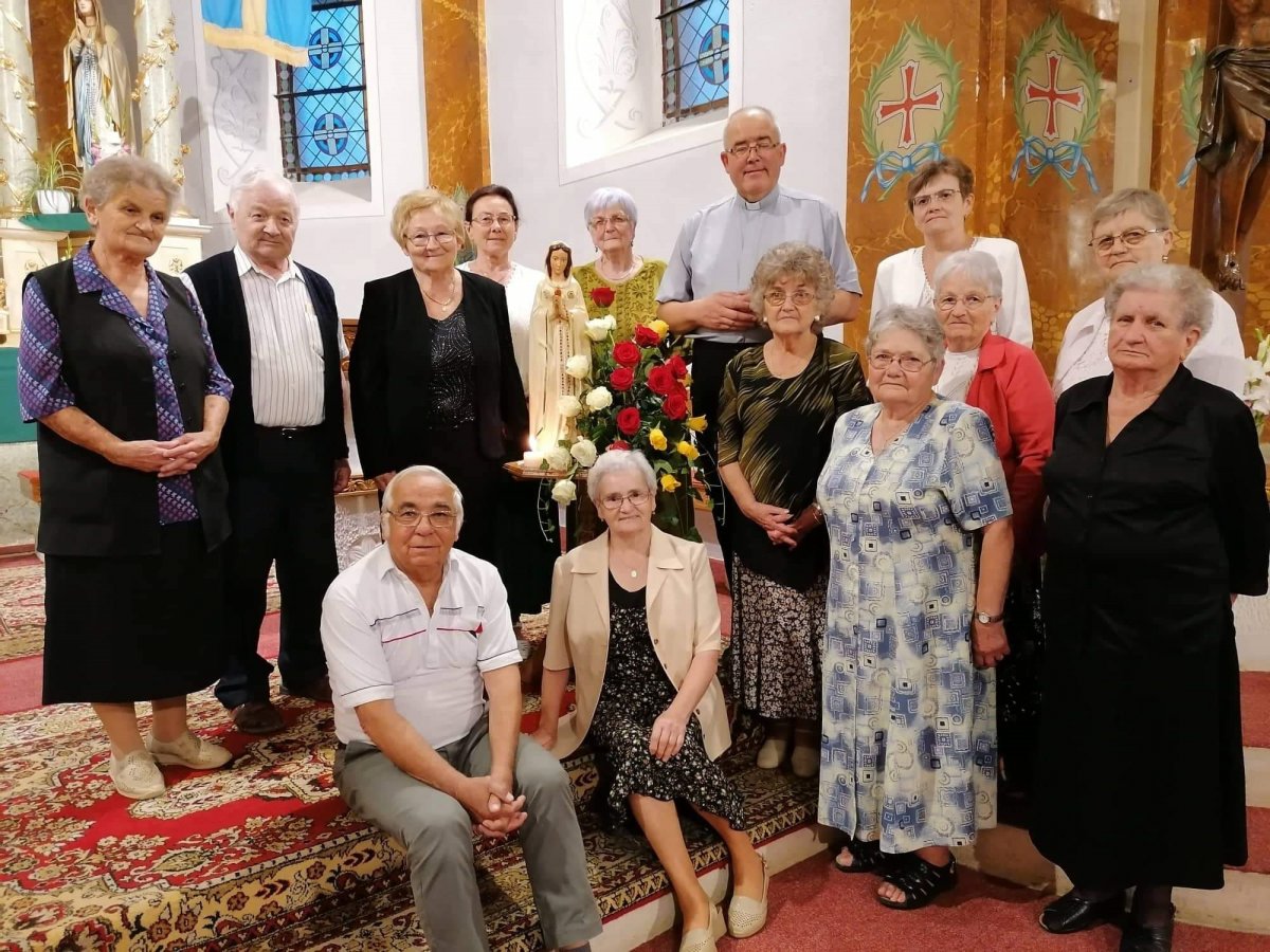 A társulat tagjai a szentegyházasfalvi templomban a 30. évforduló alkalmából tartott ünnepségen •  Fotó: Frandes Emília
