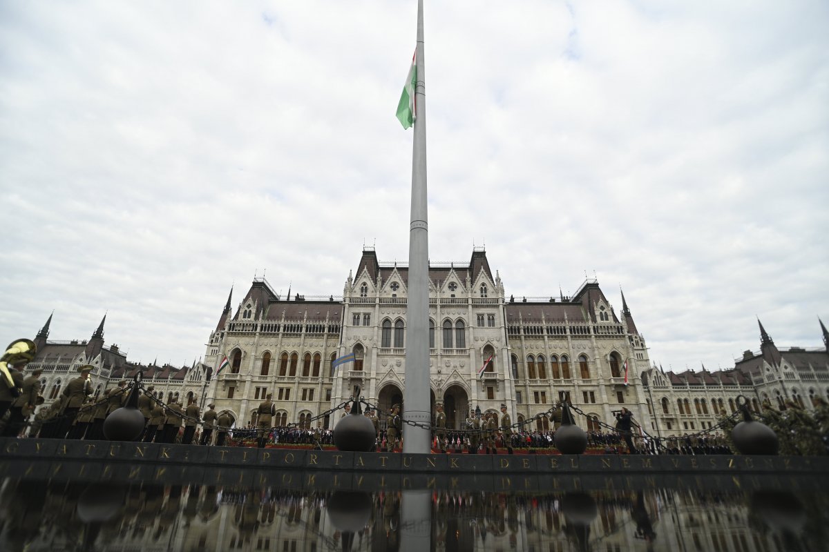 A Magyar Honvédség díszegysége felvonja a nemzeti lobogót •  Fotó: Balogh Zoltán/MTI