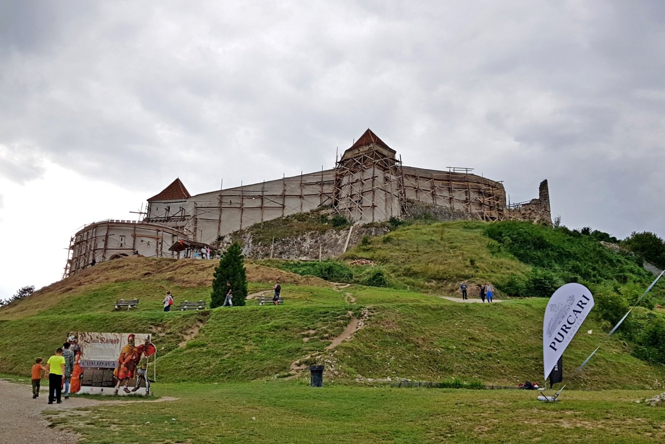 Hat év késlekedés után újraindulhat a barcarozsnyói vár felújítása – 2028-ra nyithat meg Erdély ikonikus erődítménye