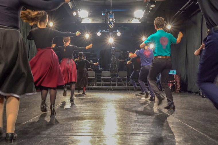 Bepillantani a színfalak mögé: így készül az előadásokra a Hargita Nemzeti Székely Népi Együttes