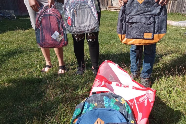 Tanszereket adományoztak nehézsorsú gyerekeknek Csíkszéken