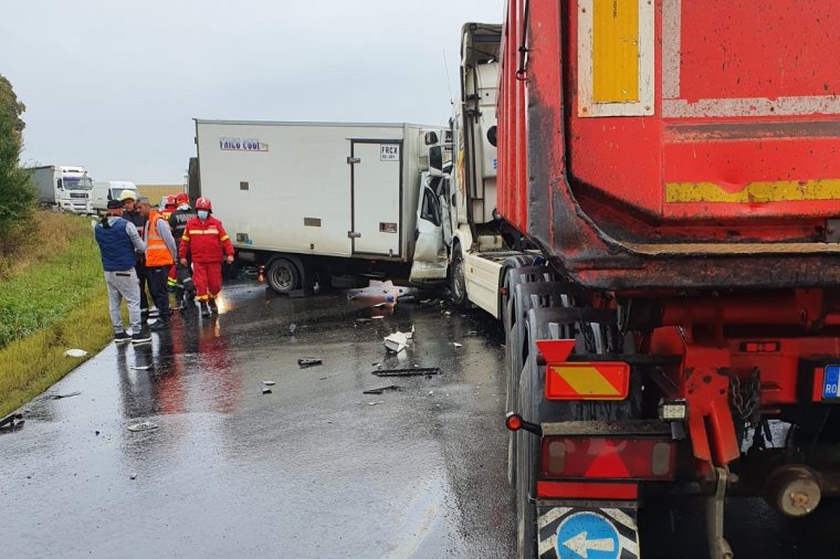 Kamion és kisteherautó ütközött