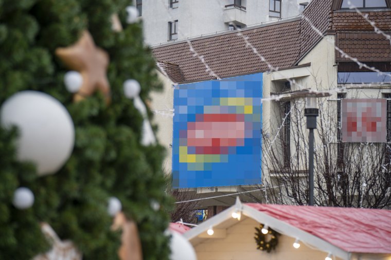 „Belóg” a karácsonyfánál készített családi fotókba a reklámmolinó