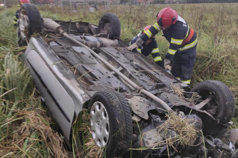 Felborult a mezőn, majd saját lábán hagyta el a járművet