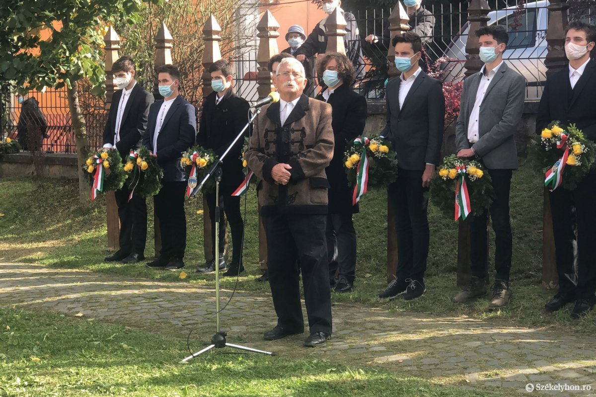 Balázs Antal újabb kopjafákat ígér •  Fotó: Bíró Blanka