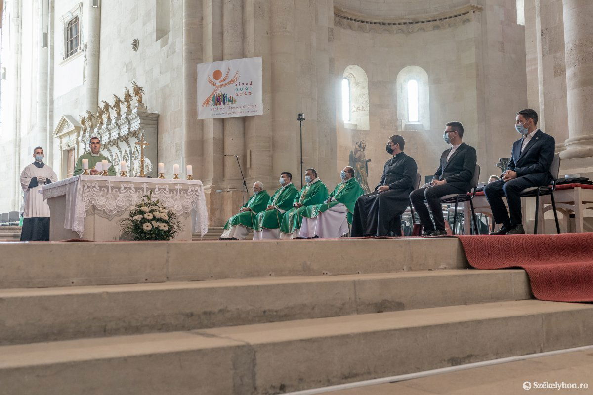 „A reverenda számunkra jelenti azt a mély, Istennel kötött kapcsolatot, amire törekszünk, amiért nap mint nap újra és újra meg kell küzdenünk” - hangsúlyozta Kerekes László segédpüspök •  Fotó: Pinti Attila