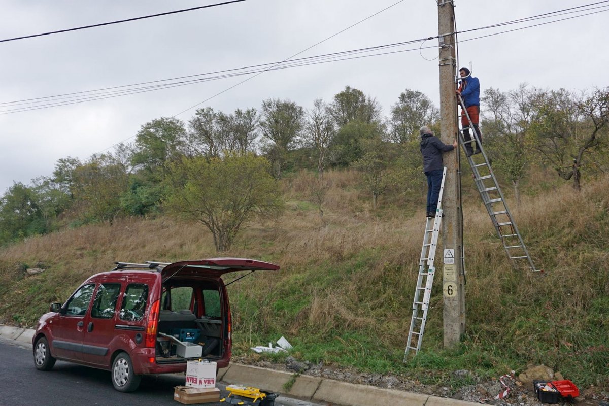 Folytatják a munkát az Olt tisztán tartása érdekében. Folyamatban a megfigyelőkamerák felszerelése, illetve hat figyelmeztető táblát helyeznek ki az Olt mentén, a szennyezettebb részeken &bullet;  Fotó: Facebook/Háromszéki Közösségi Alapítvány