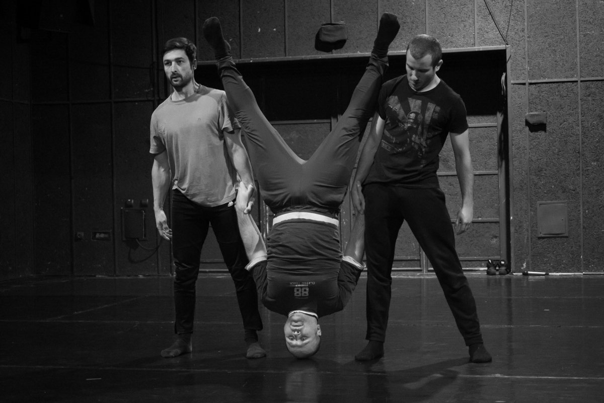 Az M Stúdió Are we human or are we dancers? című produkciója Ioana Marchidan koncepciója és koreográfiája alapján készült •  Fotó: Barabás Zsolt