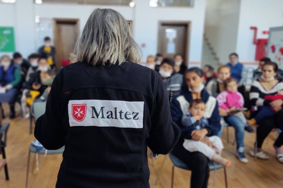 A koronavírus terjedéséről, az óvintézkedések betartásáról és az oltáshoz való hozzáférésről beszéltek az őrkői romáknak •  Fotó: Facebook/Máltai Szeretetszolgálat Sepsiszentgyörgy