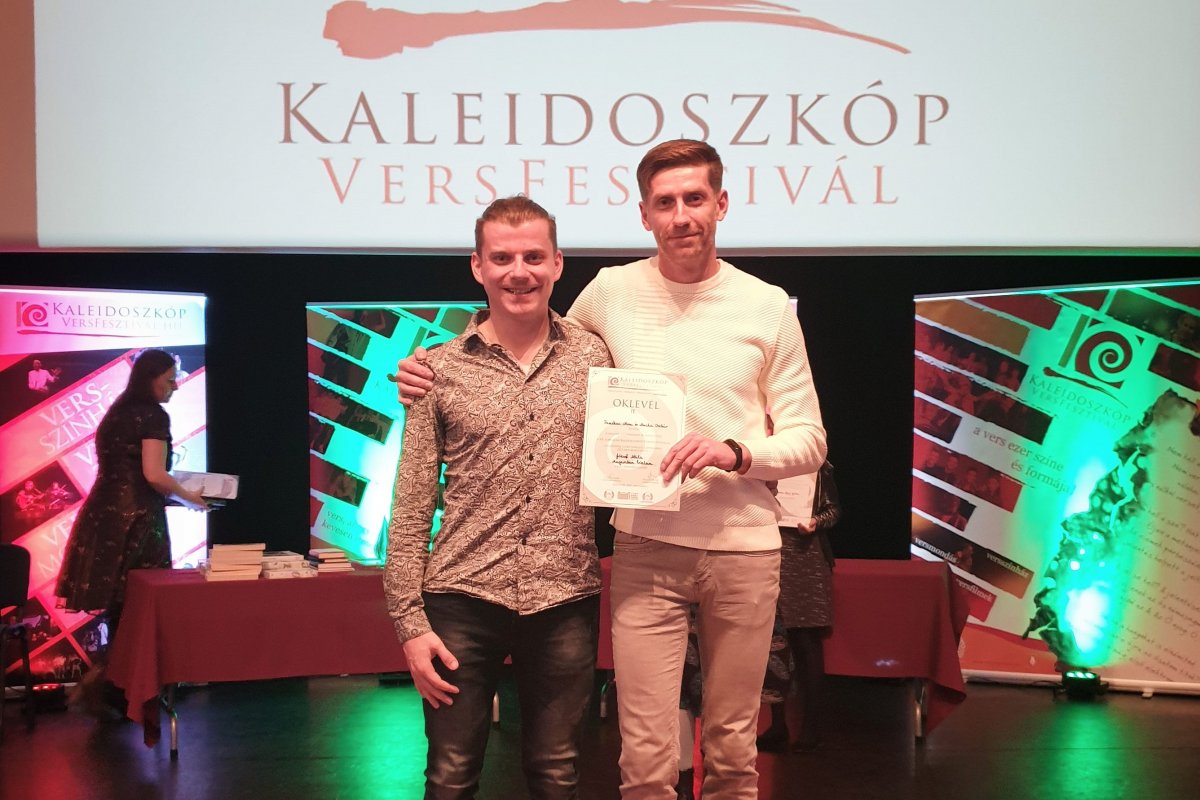 Mucha Oszkár és Fazakas Misi a díj átvétele után •  Fotó: Osonó Színházműhely