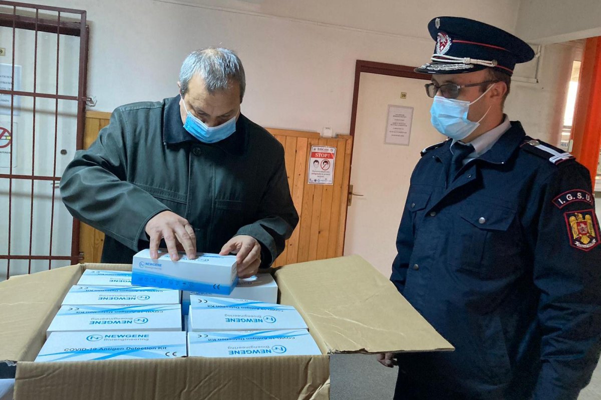 Kiss Imre főtanfelügyelő átveszi a teszteket •  Fotó: Kovászna megyei tűzoltóság