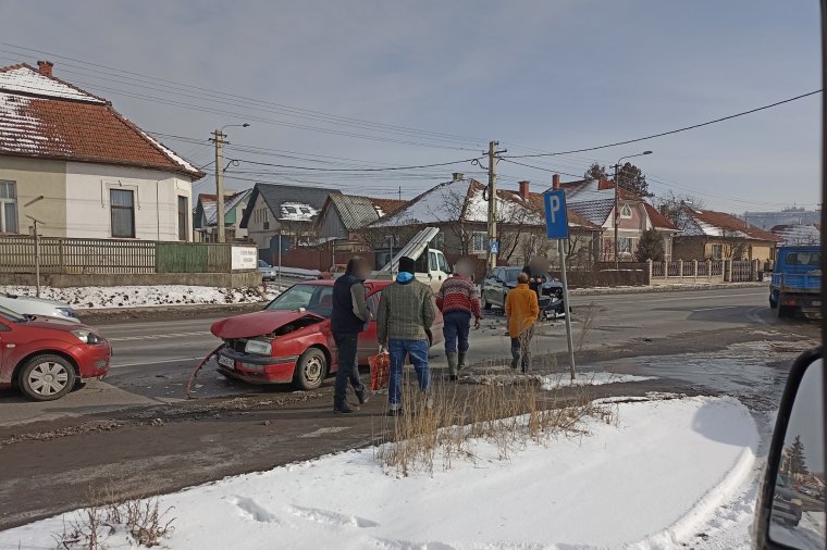 Két autó ütközött, egy harmadik jármű vezetője sérült meg