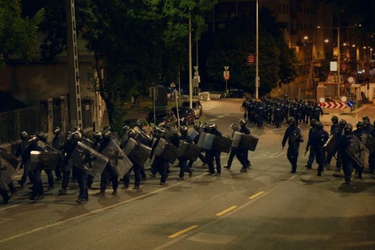 Sablonokból összerakott, korrekt politikai film: viszonylag hitelesen tálal egy „akár így is történhetett” sztorit az Elk*rtuk