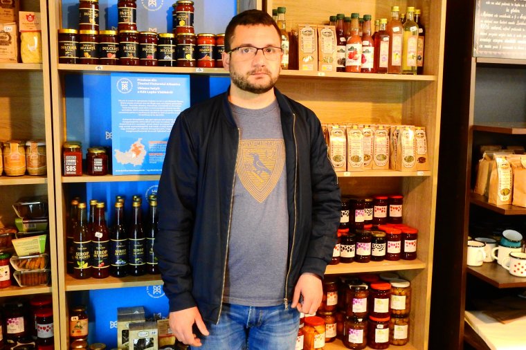 Gazdabolttal és kirakodóvásárral segítenek a gazdákon