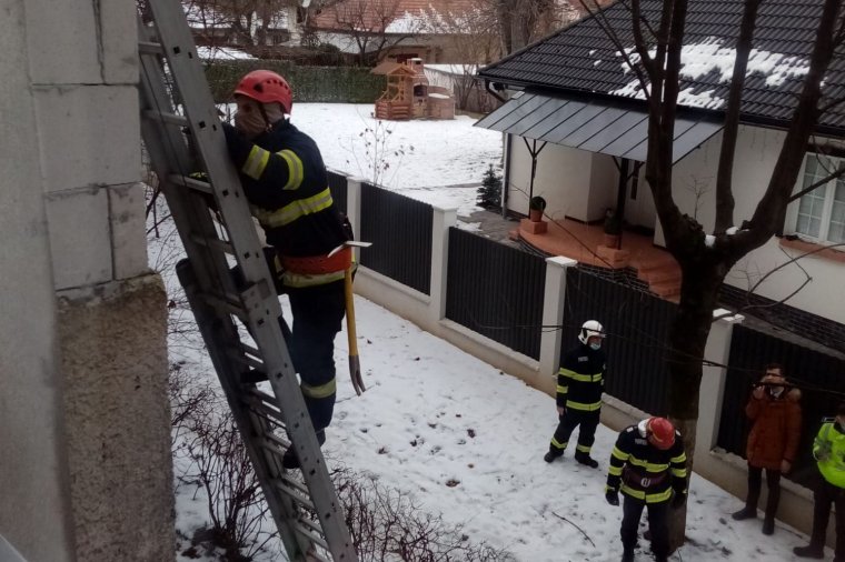 Vasárnapi őrület: tűzoltólétrán hatoltak be egy ordítozó nő lakásába