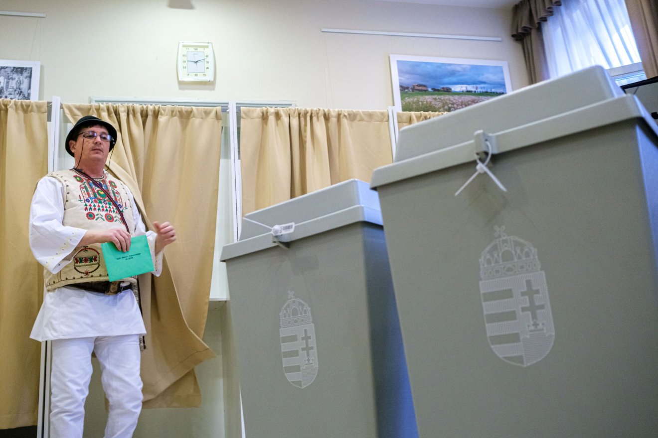 Magyarország csíkszeredai főkonzulátusán adja le szavazatát egy csángó népviseletbe öltözött férfi •  Fotó: Veres Nándor/MTI