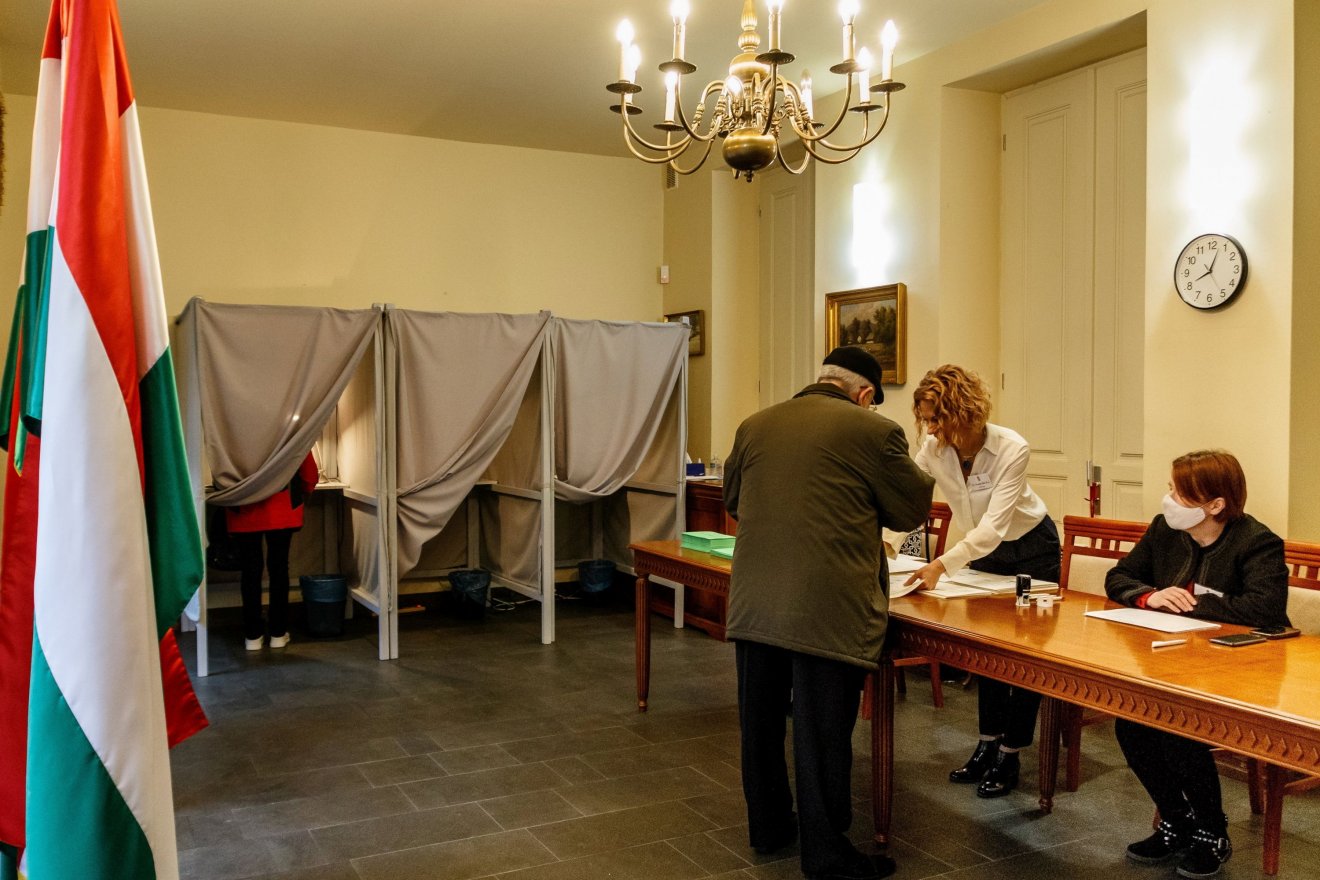 Szavazás az ungvári főkonzulátuson •  Fotó: Nemes János/MTI