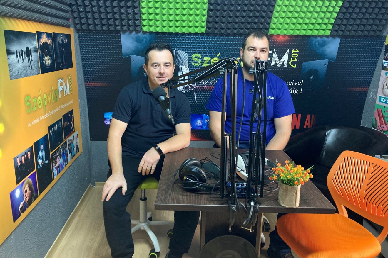 Páll Zoltán és Balázs Zsombor. Kitartottak eredeti elképzeléseik mellett úgy, hogy közben megsokszorozták a hallgatóik számát •  Fotó: Szépvíz FM