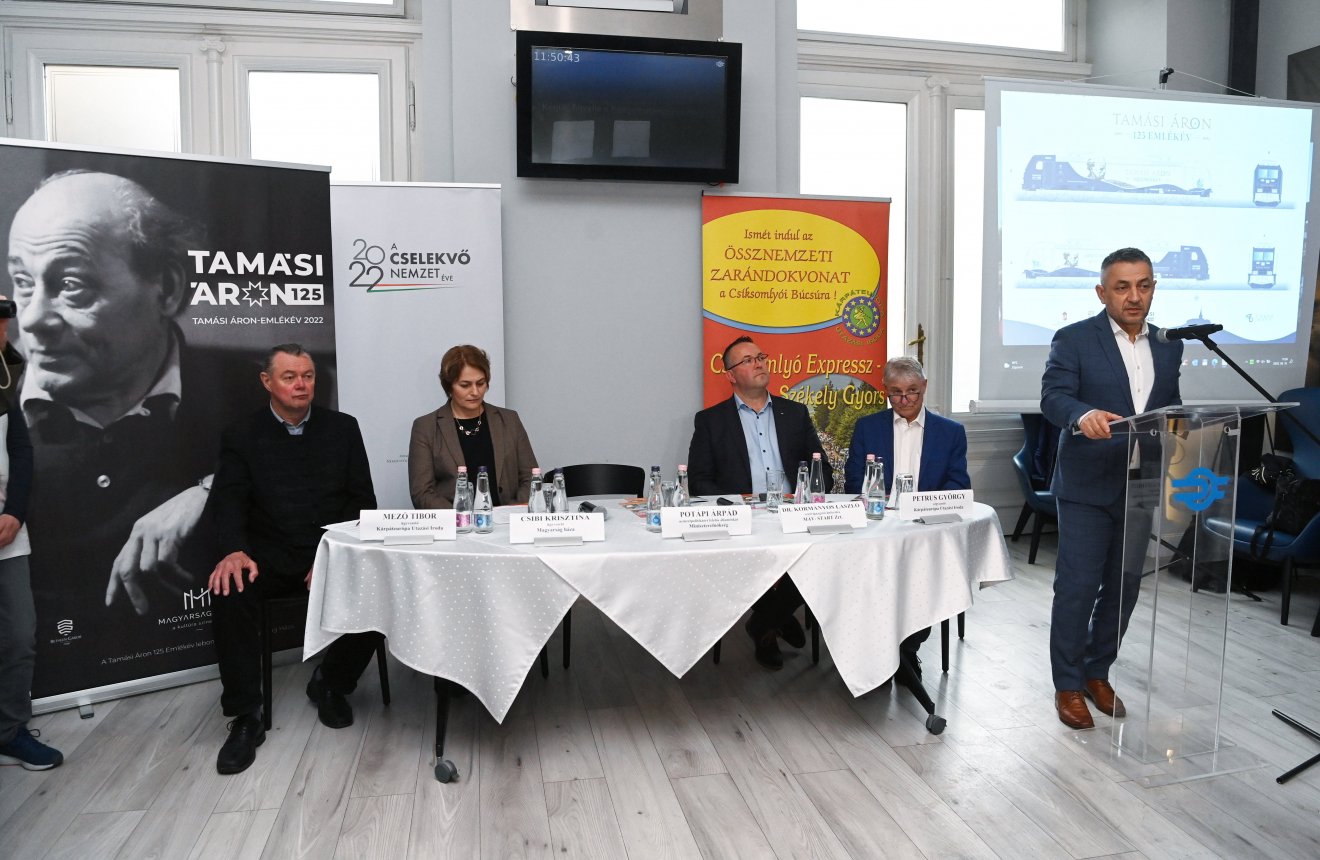 Potápi Árpád János beszédet mond a Székely Gyors-Csíksomlyó Expresszről tartott sajtótájékoztatón a Keleti pályaudvaron •  Fotó: MTI/Bruzák Noémi