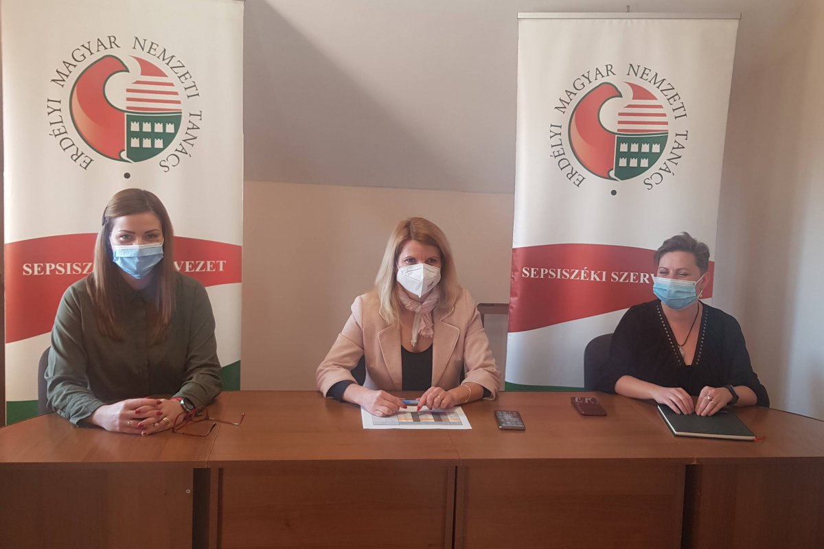 Az országgyűlési választásokon való részvételre biztatják az erdélyi magyar állampolgárokat •  Fotó: Bíró Blanka