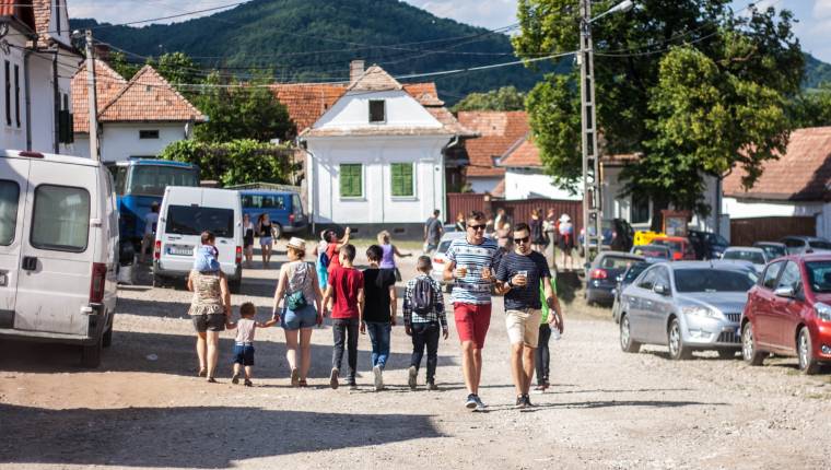 „Hegyetrengető” fesztivál: tízezreknek vált ideiglenes otthonává Torockó