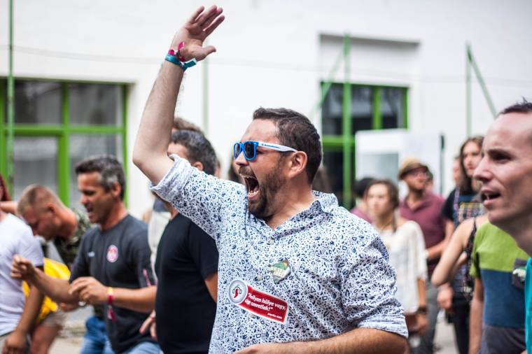 Újabb lazítások: többen vehetnek részt a rendezvényeken, nyithatnak az uszodák is