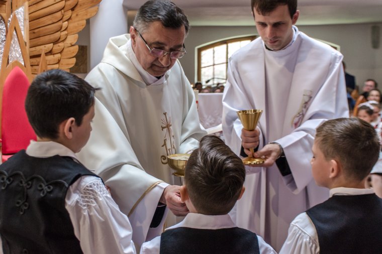 Korlátozásokkal, de sor kerül az elsőáldozásokra és konfirmálásokra