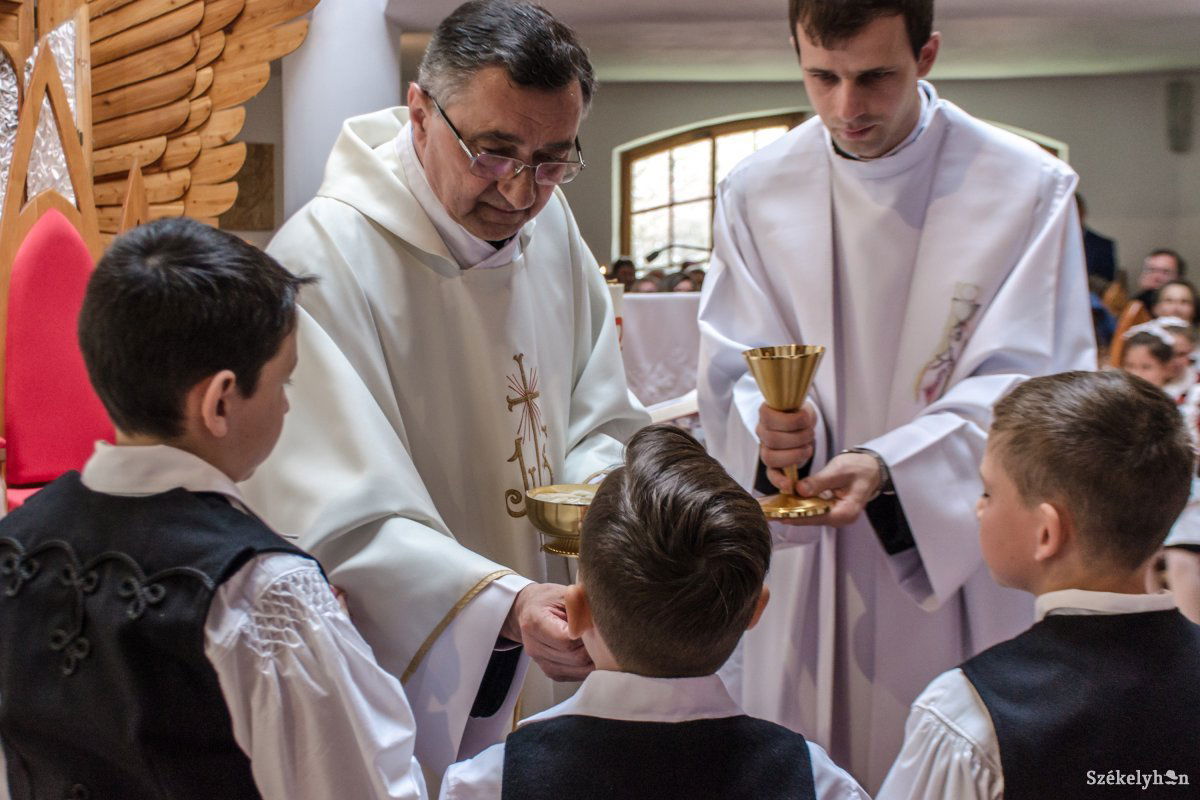 A csíkszeredai Szent Kereszt Plébánián az elsőáldozókat három csoportra osztották. Archív • Fotó: Pinti Attila