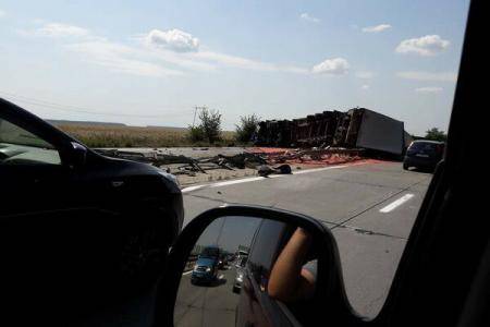 Maga alá temette a teherautó a személygépkocsit