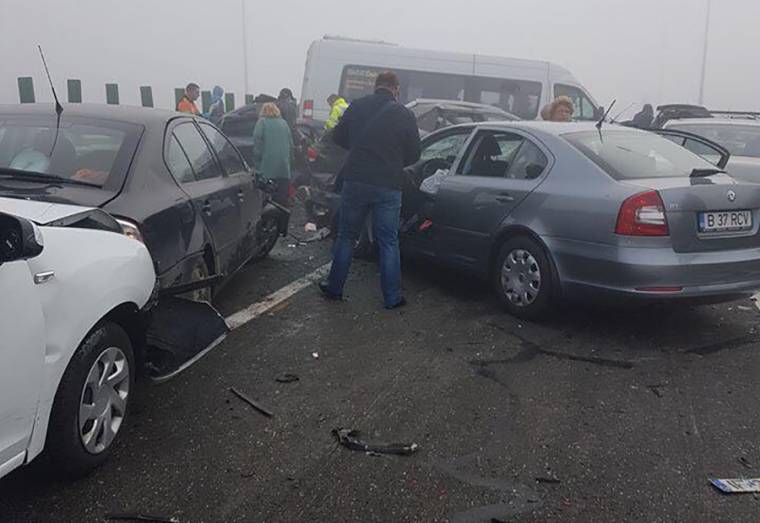 Három halott és több mint ötven sérült egy tömegbalesetben