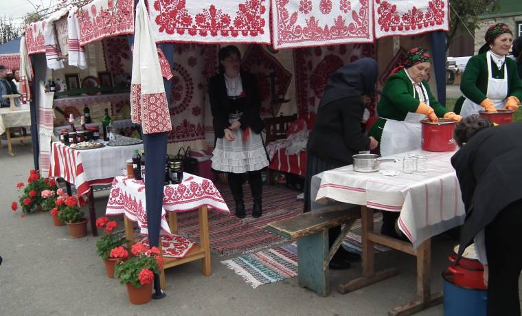 Kalotaszentkirály: csipkebogyólekvár házikenyérrel