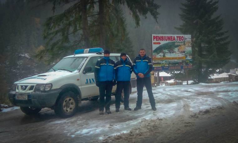 Csendőrök segítettek a latyakos hóban elakadt autósoknak
