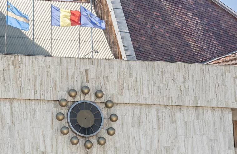 Nem dalol az óra, hiányoznak a mutatók is