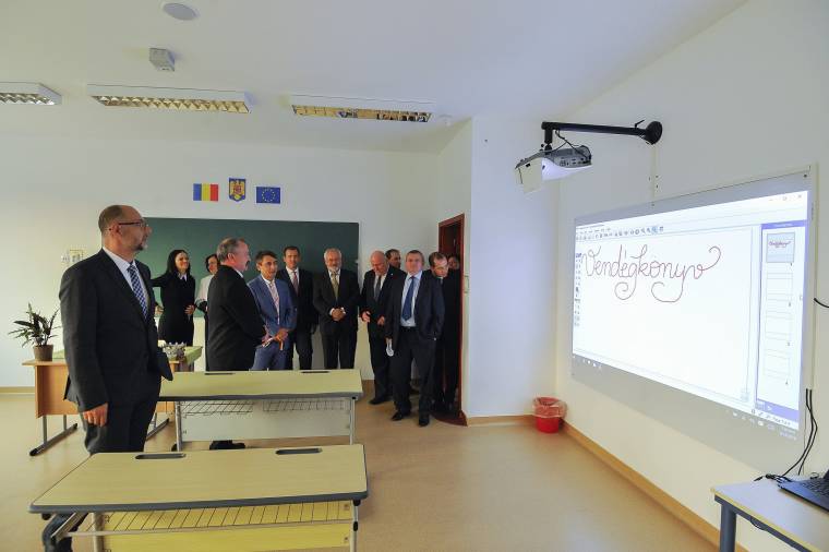 Átadták Szamosújváron a szórványgimnáziumot