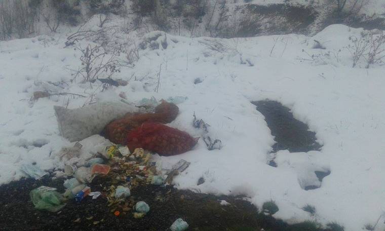 Az út mellé öntötte a szemetét