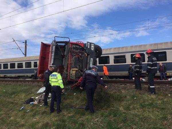 Teherautónak ütközött egy személyvonat Nemeszsuknál