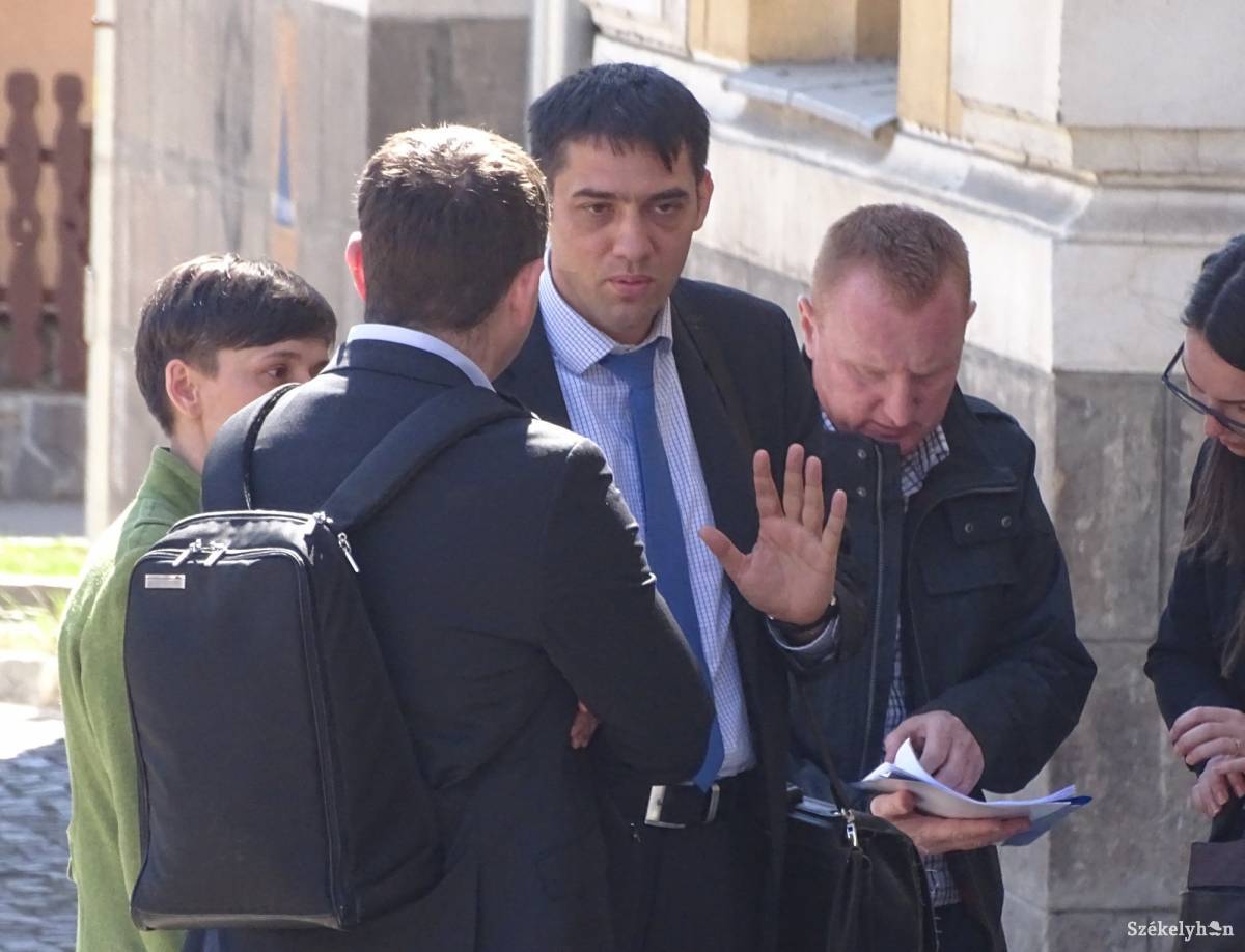 Borboly Csaba és ügyvédje a törvényszék előtt. Elmaradt a tanúk kihallgatása •  Fotó: Iochom Zsolt