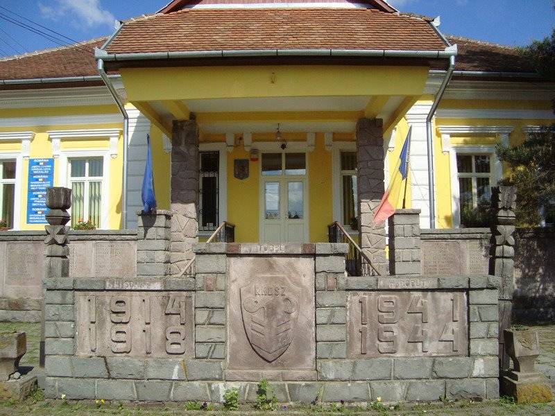A mikóújfalusi községháza előtti emlékmű a székely zászló kitűzése előtt. Minden marad a régiben? 