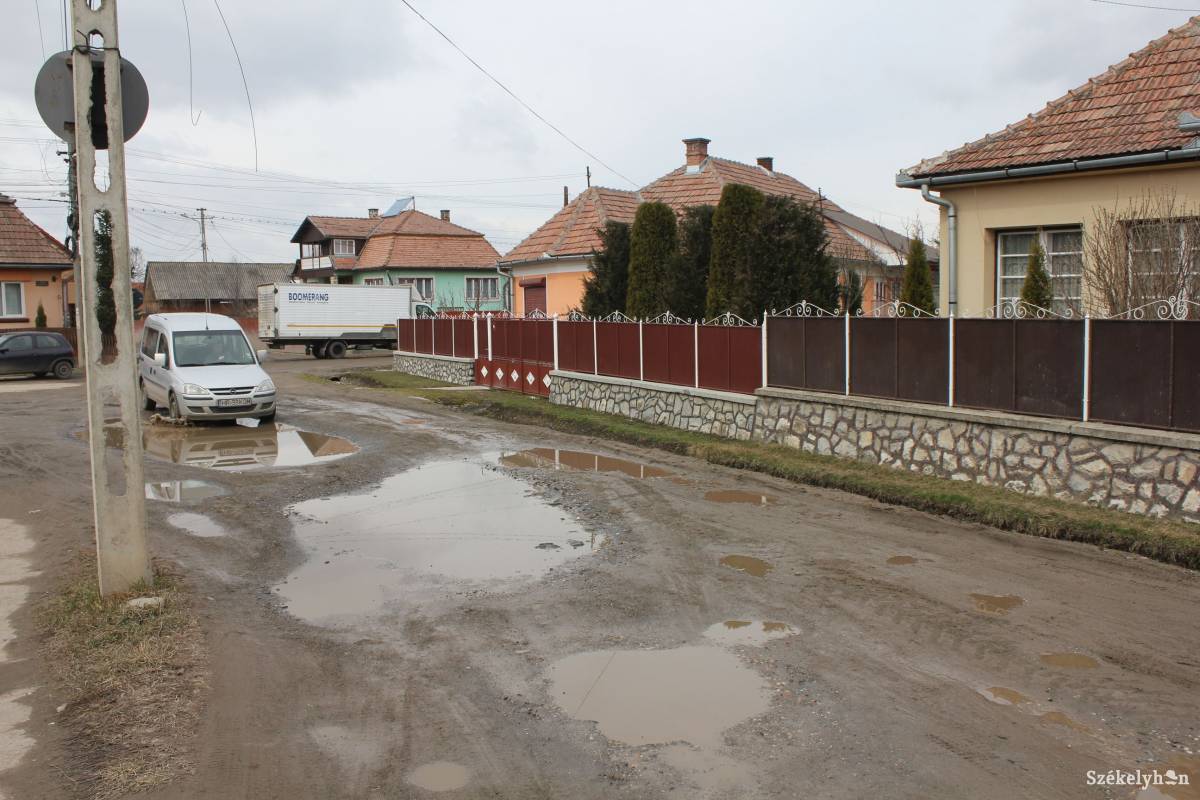 Panaszos olvasónk példája mutatja: nem könnyű az aszfaltozott és a sáros földút találkozásánál élni •  Fotó: Pethő Melánia