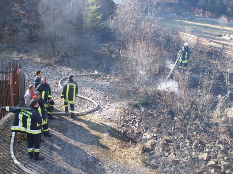 Avartűz a hétvégi házak között