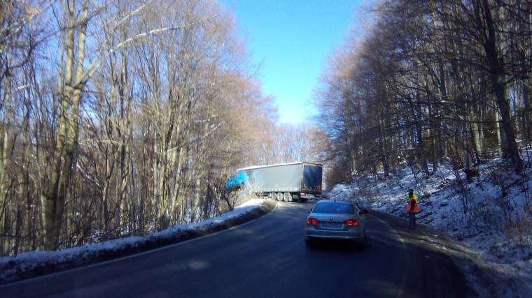 Kamion sodródott ki, autók ütköztek Udvarhelyszéken